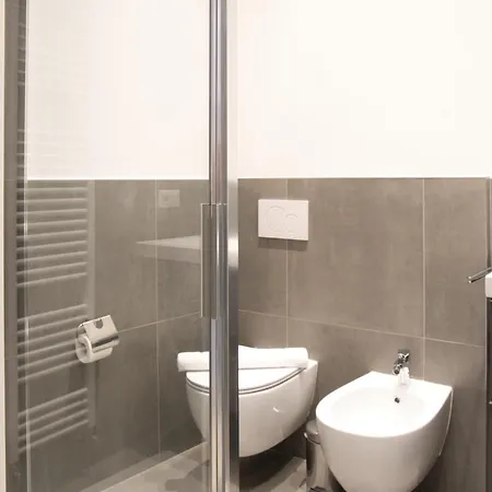 Appartement Studio Di Lou - With Separate Living Room & Garage Como