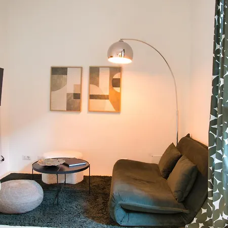 Apartamento Studio Di Lou - With Separate Living Room & Garage Como