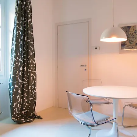 Studio Di Lou - With Separate Living Room & Garage Apartamento