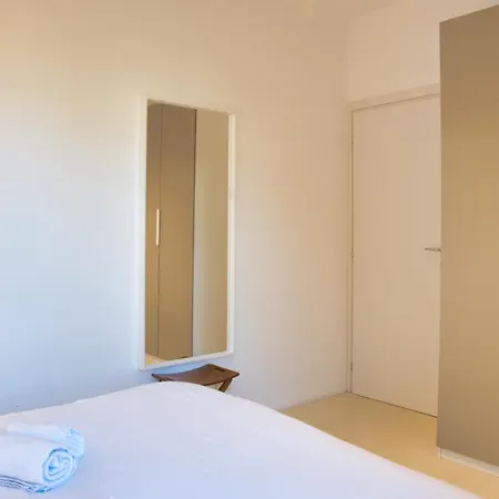 Studio Di Lou - With Separate Living Room & Garage *