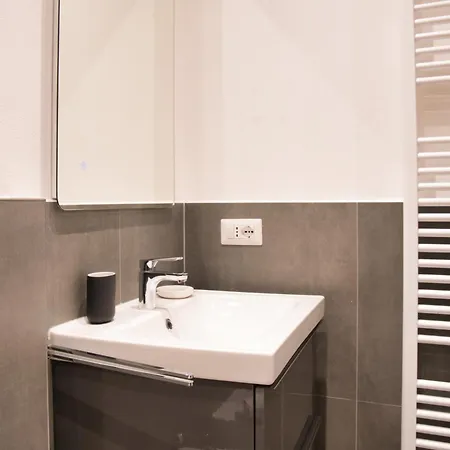 Apartamento Studio Di Lou - With Separate Living Room & Garage Como